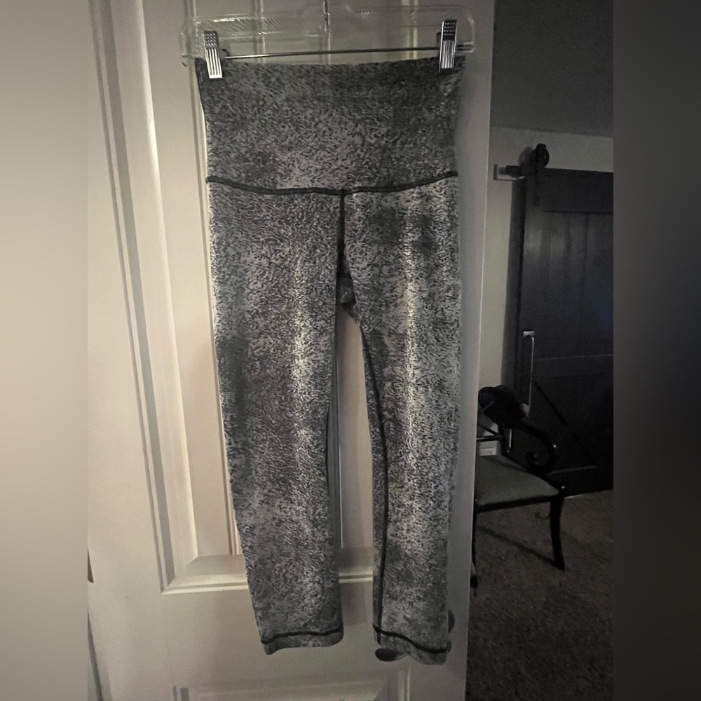 Lululemon Gray Washout High-Waisted Cropped Leggings, size 6